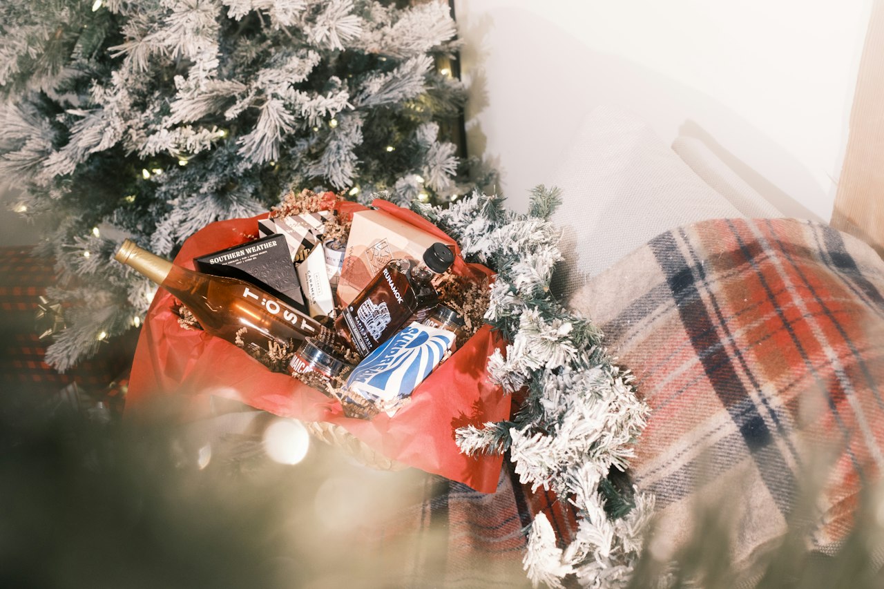 Kerstcadeau bij een versierde kerstboom