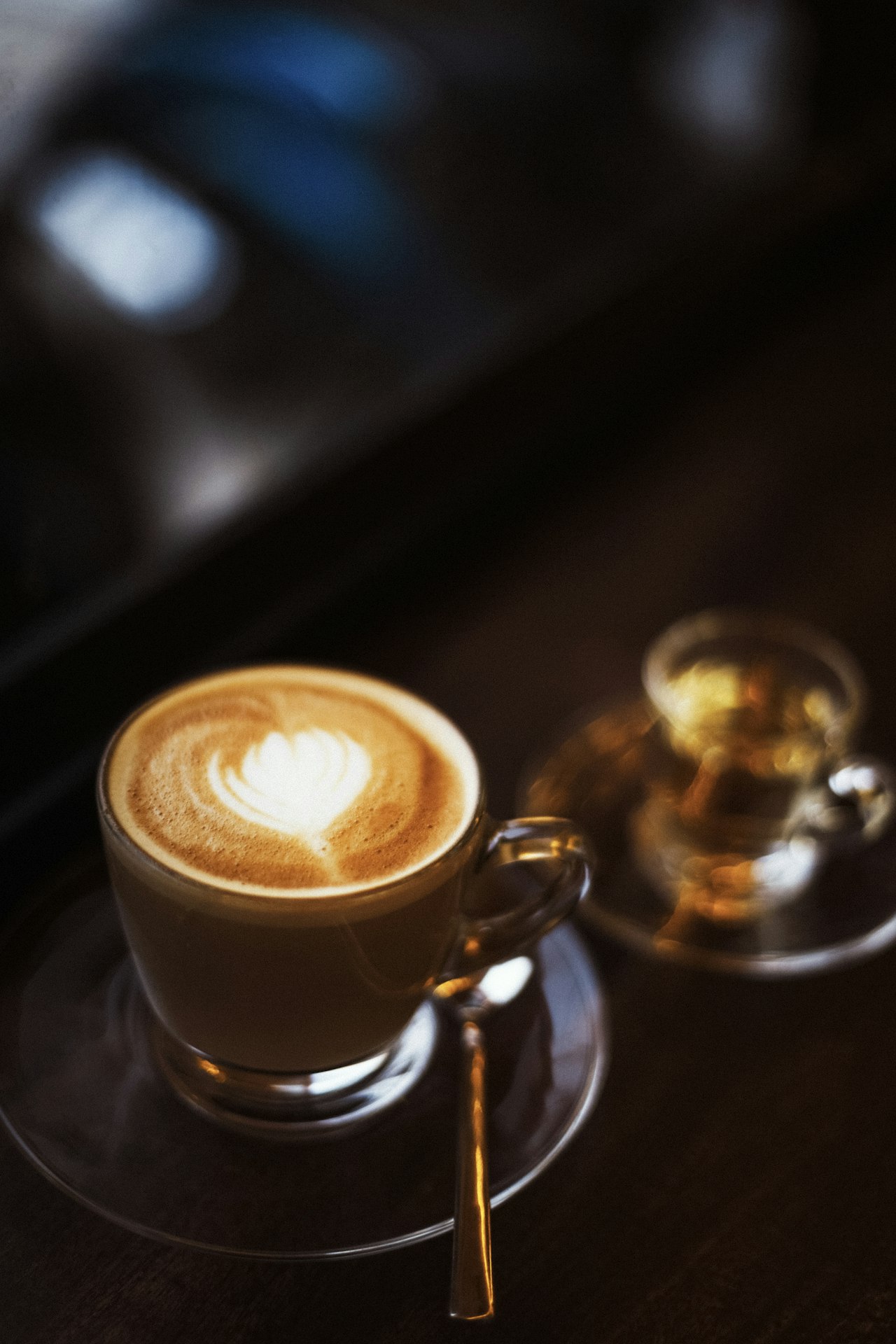 Een glazen koffiemok met cappuccino