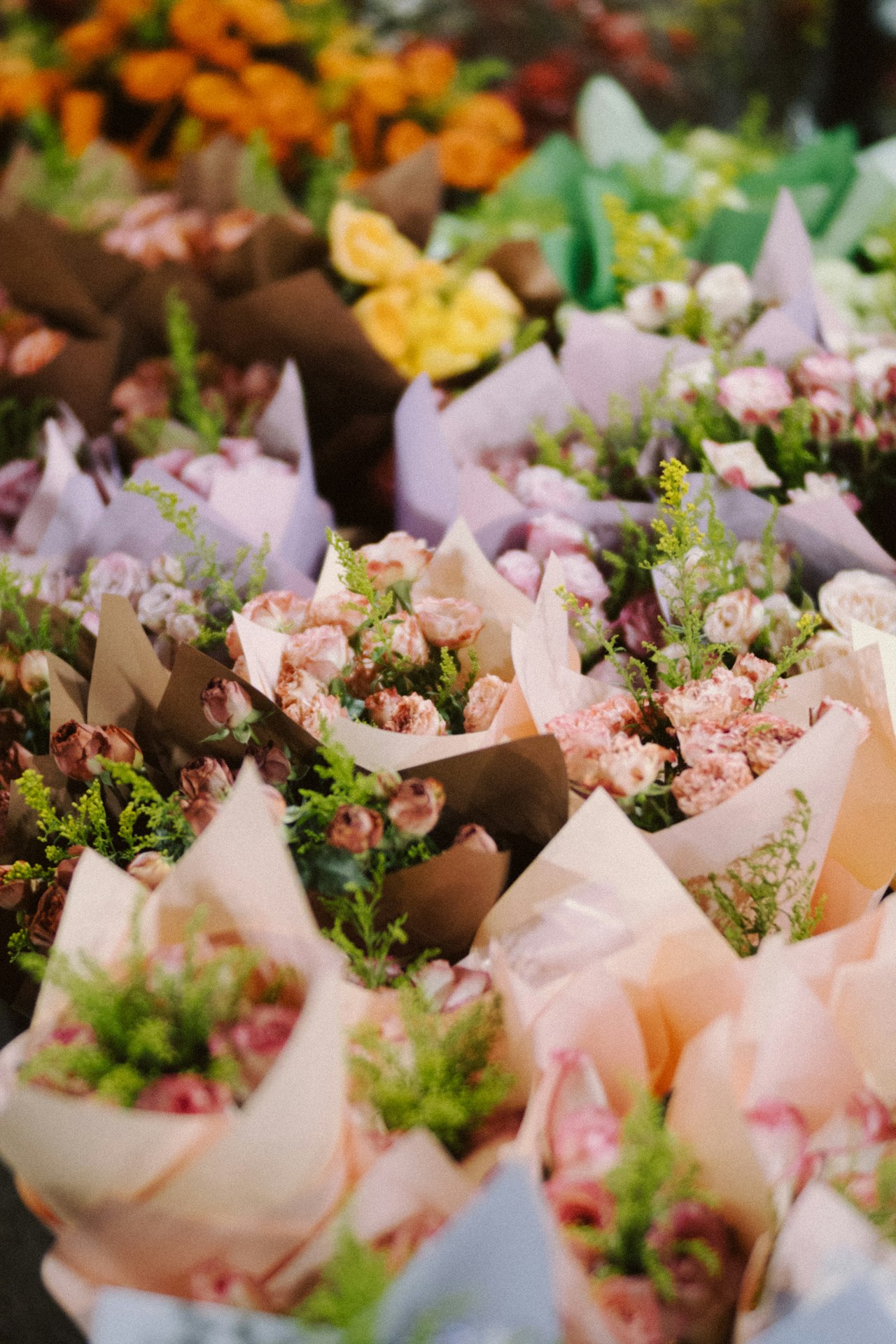 Een kleurrijk boeket bloemen ingepakt als cadeau