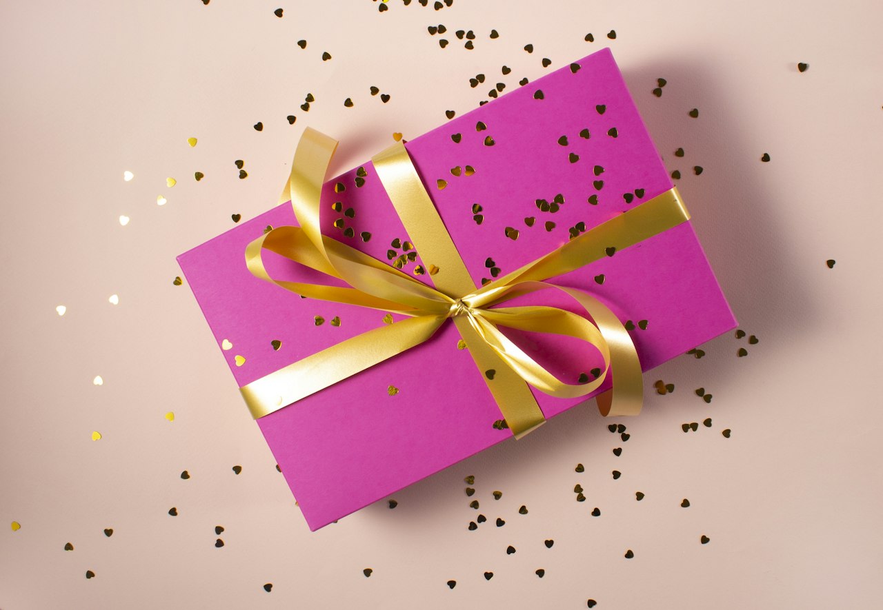 Een roze cadeau met een gele strik
