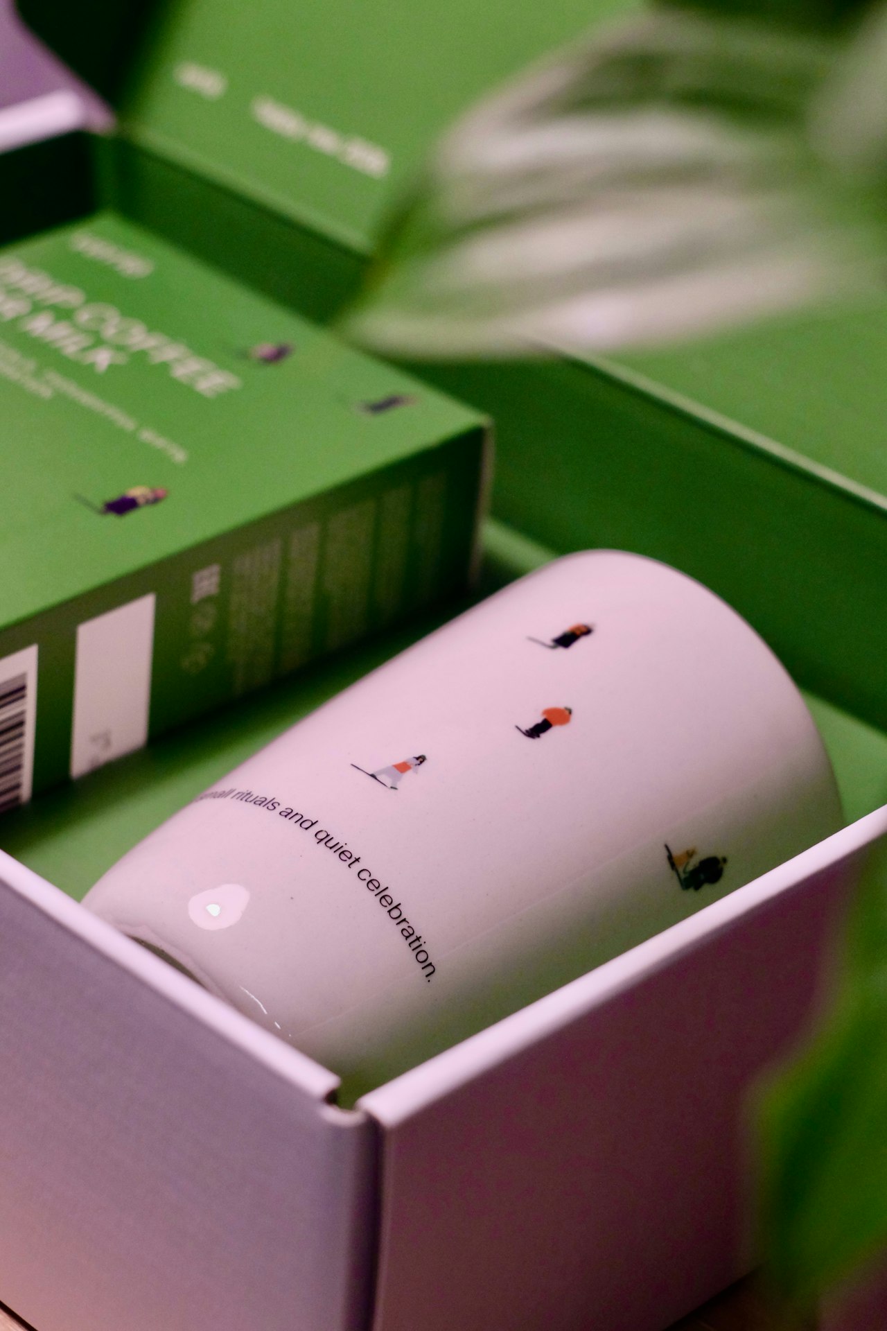 Een witte mok in een zorgvuldig samengestelde cadeaudoos