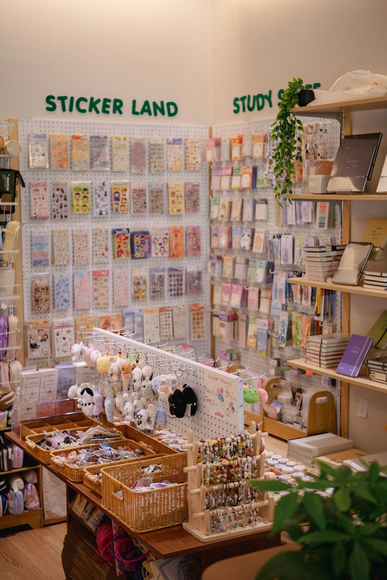 Kleurrijke stickers en schrijfwaren in een winkel